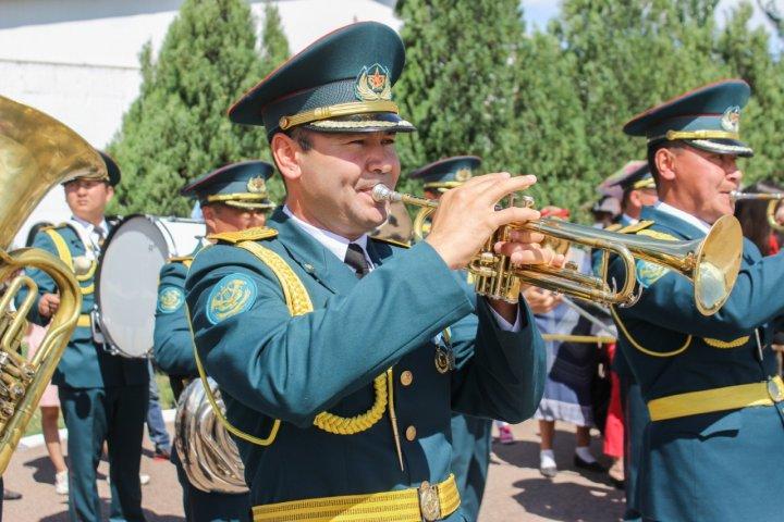 Қызылдиқан орта мектебінің түлектері